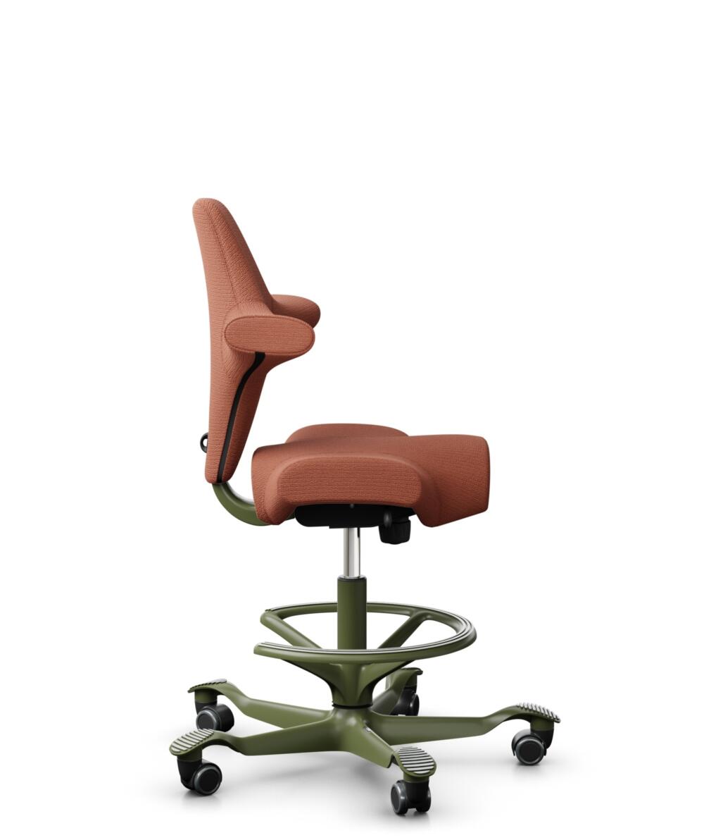 HÅG Capisco 8106 - Sirdal (GU) - Wol - SRD630 - Brick red - Framekleur - Moss Grey - Gasveer - 200 mm (Zithoogte 46-64cm) - Vloercontact - Harde wielen t.b.v. zachte vloeren - Voetenring - Ja, in framekleur - Voetster - Nee, voetster in framekleur - 2