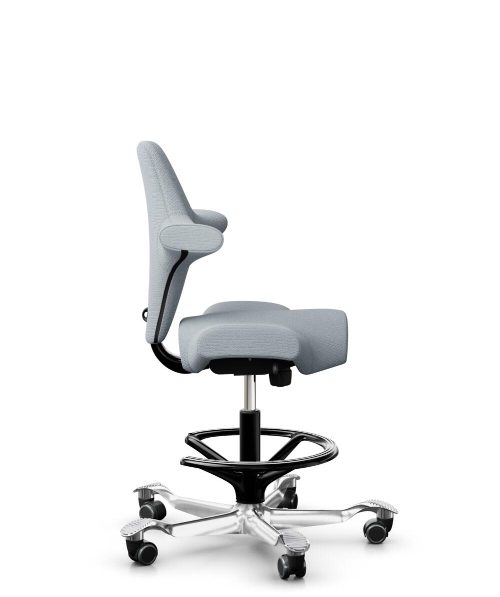 HÅG Capisco 8106 - Sirdal (GU) - Wol - SRD120 Light grey - Framekleur - Zwart - Gasveer - 200 mm (Zithoogte 46-64cm) - Vloercontact - Zachte wielen t.b.v. harde vloeren - Voetenring - Ja, in framekleur - Voetster - Ja, voetster in gepolijst aluminium - 2