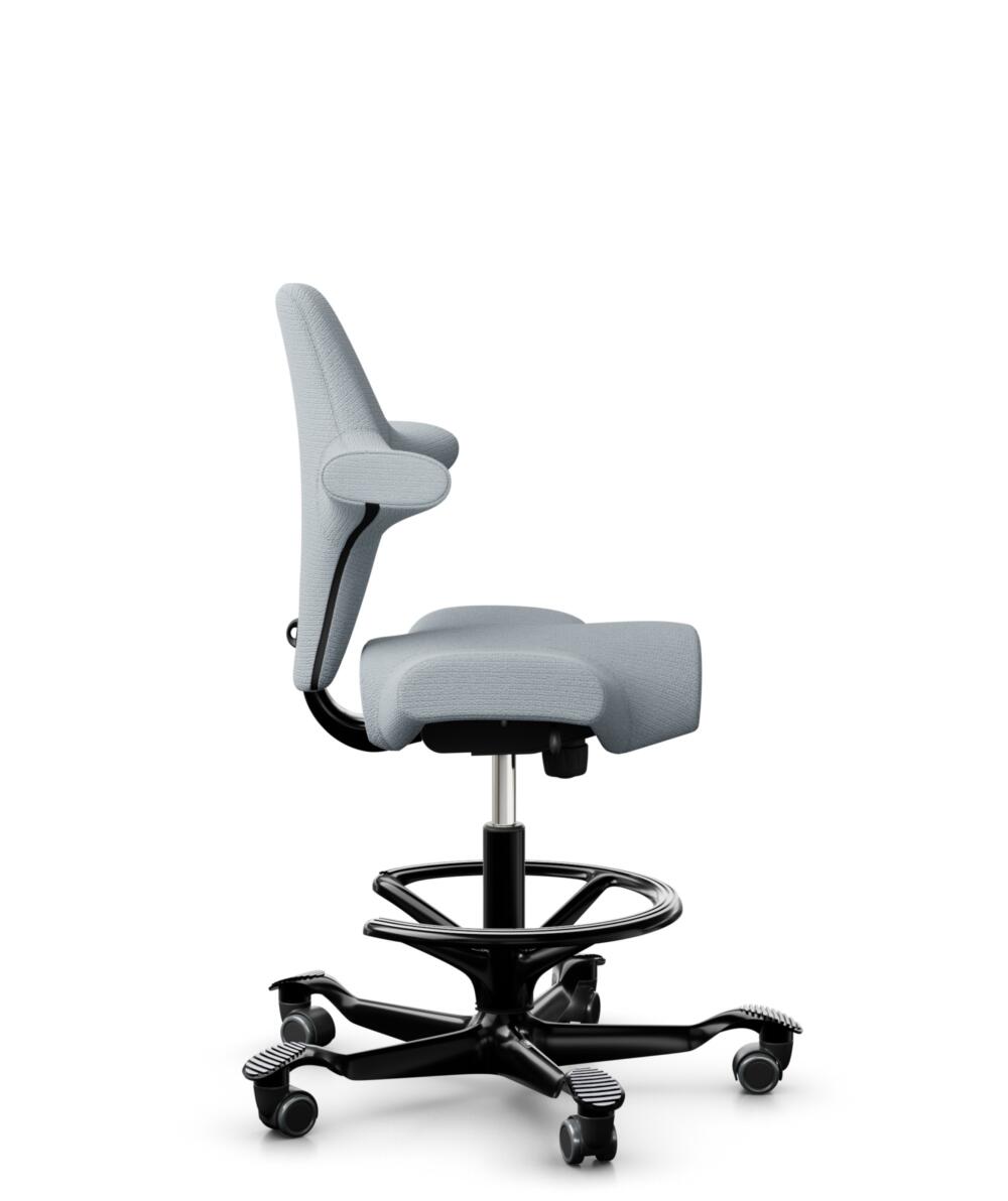 HÅG Capisco 8106 - Sirdal (GU) - Wol - SRD120 Light grey - Framekleur - Zwart - Gasveer - 265 mm (Zithoogte 53-79cm) - Vloercontact - Harde wielen t.b.v. zachte vloeren - Voetenring - Ja, in framekleur - Voetster - Nee, voetster in framekleur - 2
