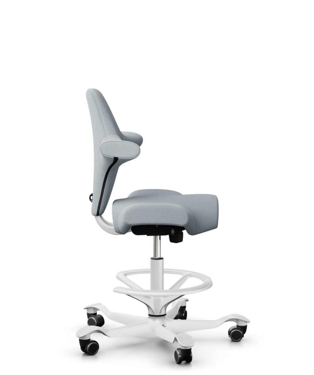 HÅG Capisco 8106 - Sirdal (GU) - Wol - SRD120 Light grey - Framekleur - Wit - Gasveer - 200 mm (Zithoogte 46-64cm) - Vloercontact - Harde wielen t.b.v. zachte vloeren - Voetenring - Ja, in framekleur - Voetster - Nee, voetster in framekleur - 2