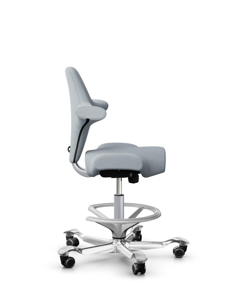 HÅG Capisco 8106 - Sirdal (GU) - Wol - SRD120 Light grey - Framekleur - Zilver - Gasveer - 200 mm (Zithoogte 46-64cm) - Vloercontact - Zachte wielen t.b.v. harde vloeren - Voetenring - Ja, in framekleur - Voetster - Ja, voetster in gepolijst aluminium - 2