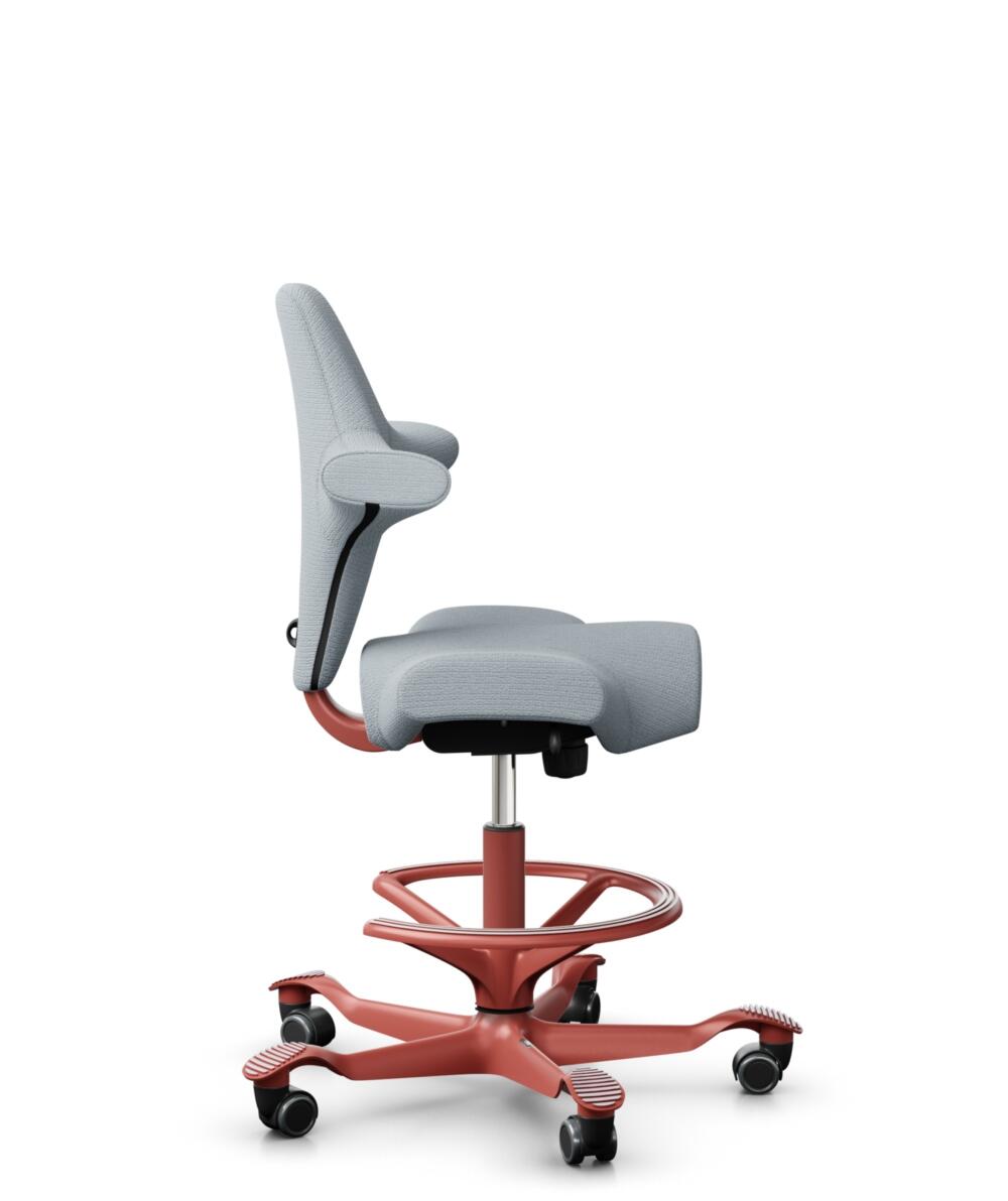 HÅG Capisco 8106 - Sirdal (GU) - Wol - SRD120 Light grey - Framekleur - Blush Rose - Gasveer - 265 mm (Zithoogte 53-79cm) - Vloercontact - Harde wielen t.b.v. zachte vloeren - Voetenring - Ja, in framekleur - Voetster - Nee, voetster in framekleur - 2
