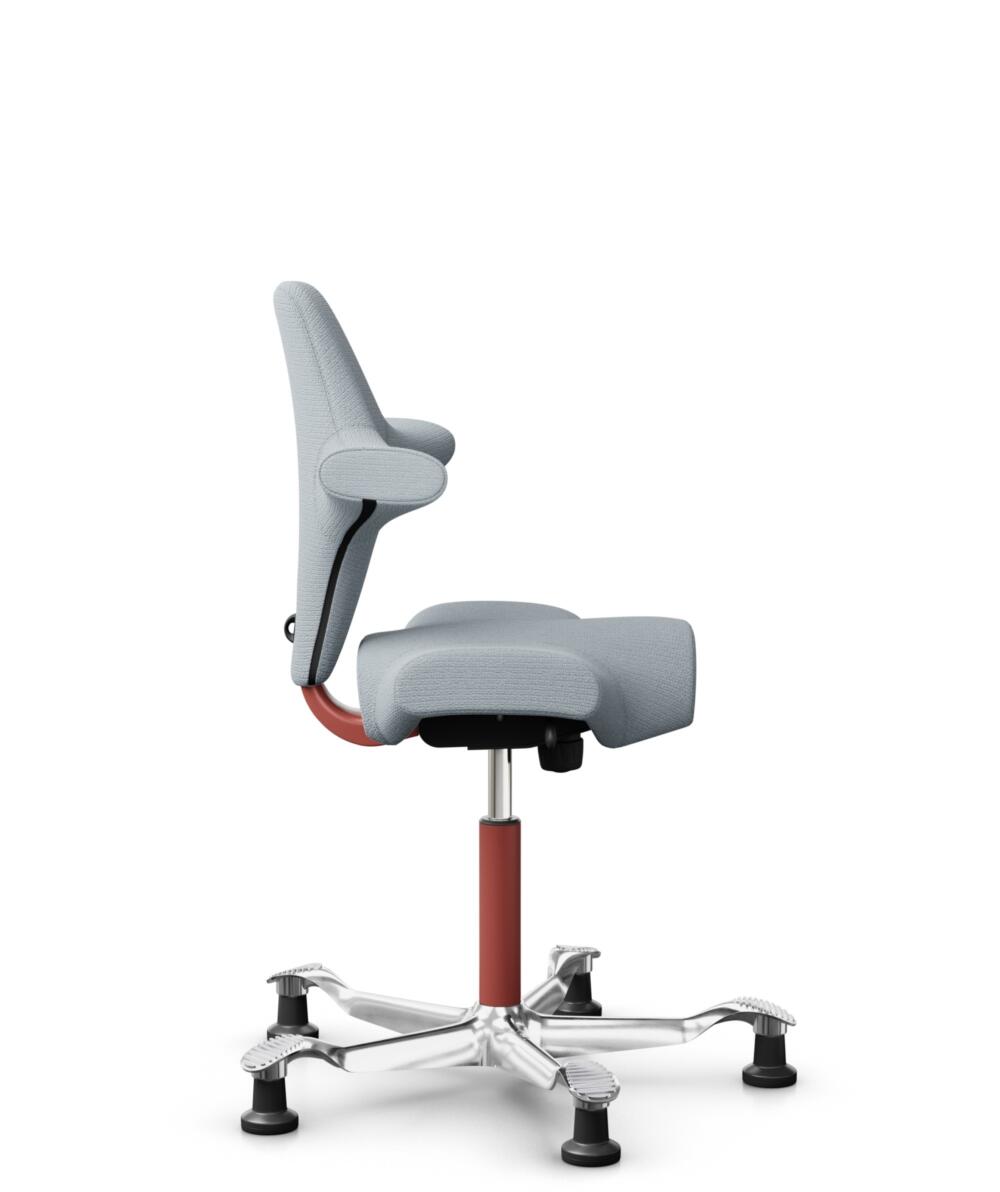 HÅG Capisco 8106 - Sirdal (GU) - Wol - SRD120 Light grey - Framekleur - Blush Rose - Gasveer - 265 mm (Zithoogte 53-79cm) - Vloercontact - Glijdoppen - Voetenring - Nee, geen voetenring - Voetster - Ja, voetster in gepolijst aluminium - 2