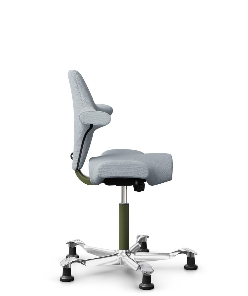 HÅG Capisco 8106 - Sirdal (GU) - Wol - SRD120 Light grey - Framekleur - Moss Grey - Gasveer - 200 mm (Zithoogte 46-64cm) - Vloercontact - Glijdoppen - Voetenring - Nee, geen voetenring - Voetster - Ja, voetster in gepolijst aluminium - 2