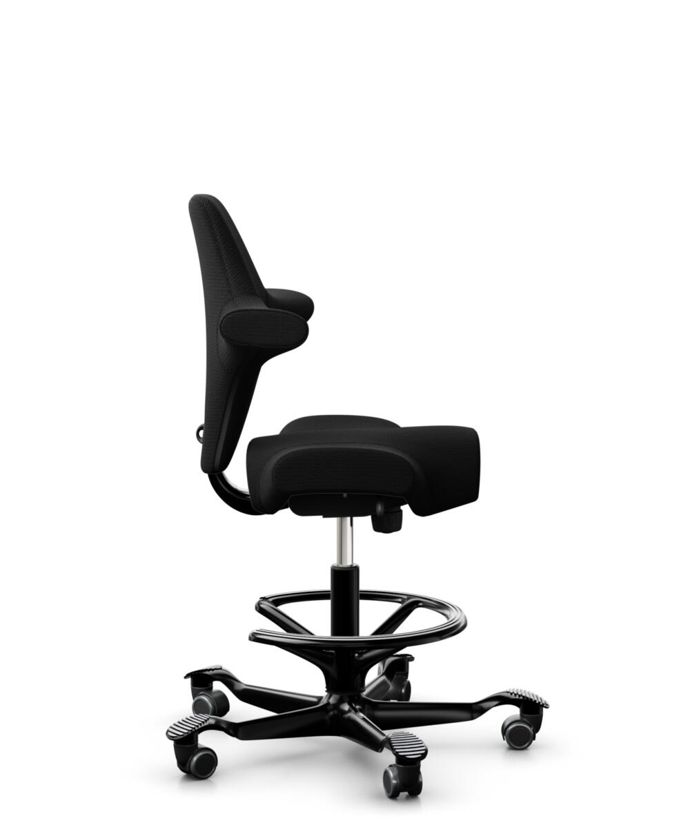 HÅG Capisco 8106 - Sirdal (GU) - Wol - SRD190 Black - Framekleur - Zwart - Gasveer - 200 mm (Zithoogte 46-64cm) - Vloercontact - Harde wielen t.b.v. zachte vloeren - Voetenring - Ja, in framekleur - Voetster - Nee, voetster in framekleur - 2
