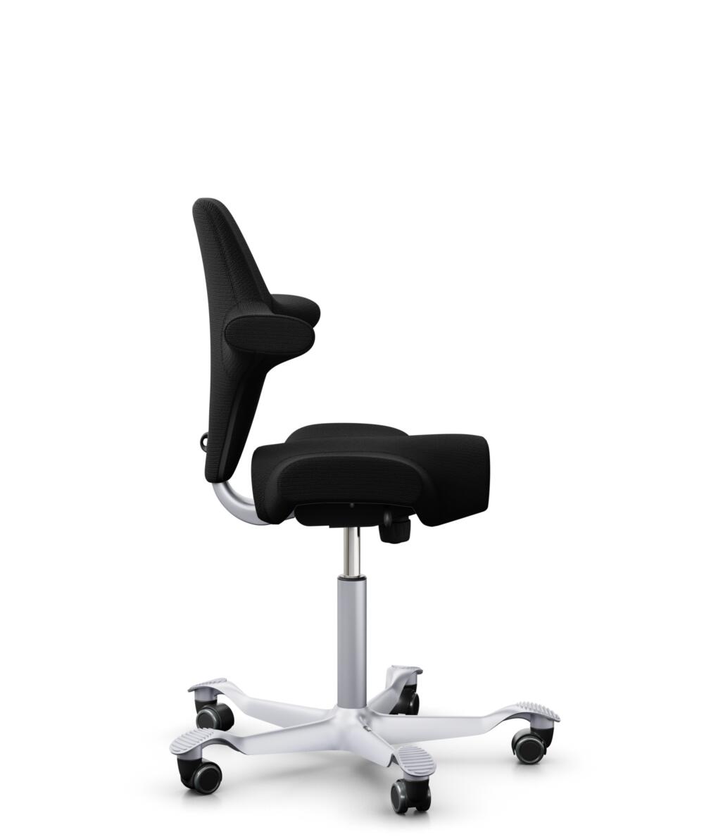HÅG Capisco 8106 - Sirdal (GU) - Wol - SRD190 Black - Framekleur - Zilver - Gasveer - 150 mm (Zithoogte 40-55cm) - Vloercontact - Harde wielen t.b.v. zachte vloeren - Voetenring - Nee, geen voetenring - Voetster - Nee, voetster in framekleur - 2