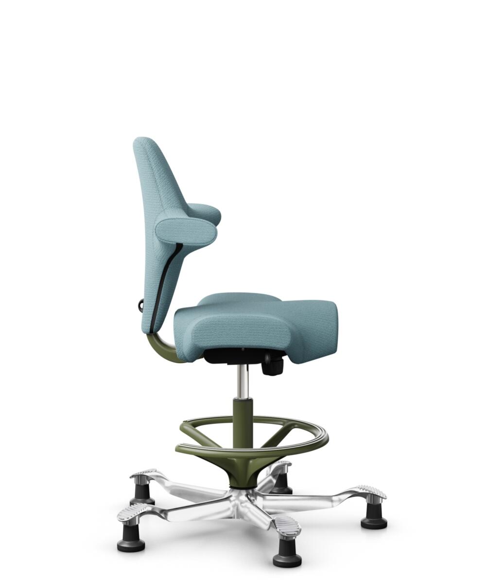 HÅG Capisco 8106 - Sirdal (GU) - Wol - SRD730 Blue - Framekleur - Moss Grey - Gasveer - 200 mm (Zithoogte 46-64cm) - Vloercontact - Glijdoppen - Voetenring - Ja, in framekleur - Voetster - Ja, voetster in gepolijst aluminium - 2