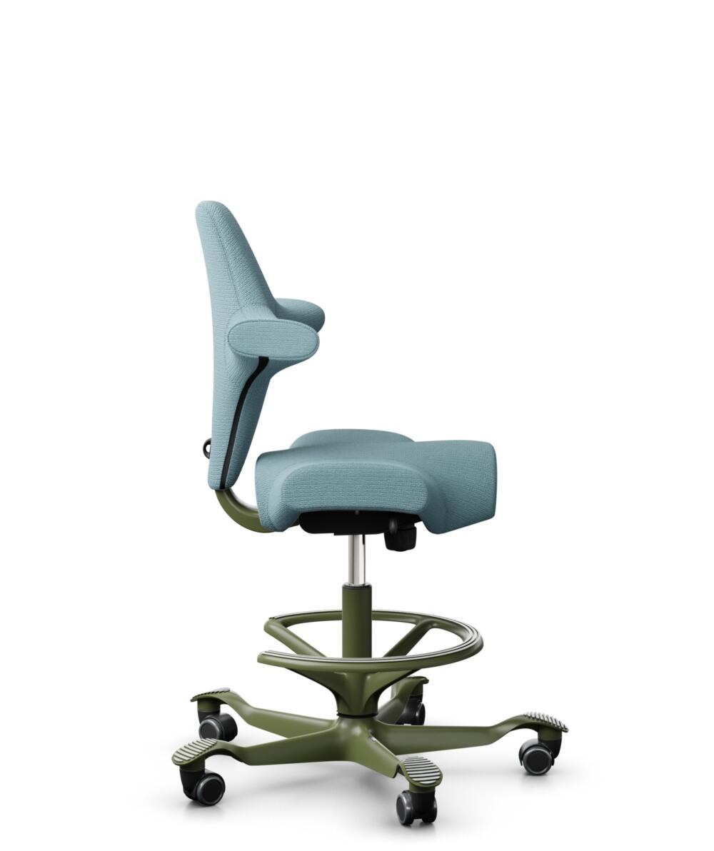 HÅG Capisco 8106 - Sirdal (GU) - Wol - SRD730 Blue - Framekleur - Moss Grey - Gasveer - 265 mm (Zithoogte 53-79cm) - Vloercontact - Harde wielen t.b.v. zachte vloeren - Voetenring - Ja, in framekleur - Voetster - Nee, voetster in framekleur - 2