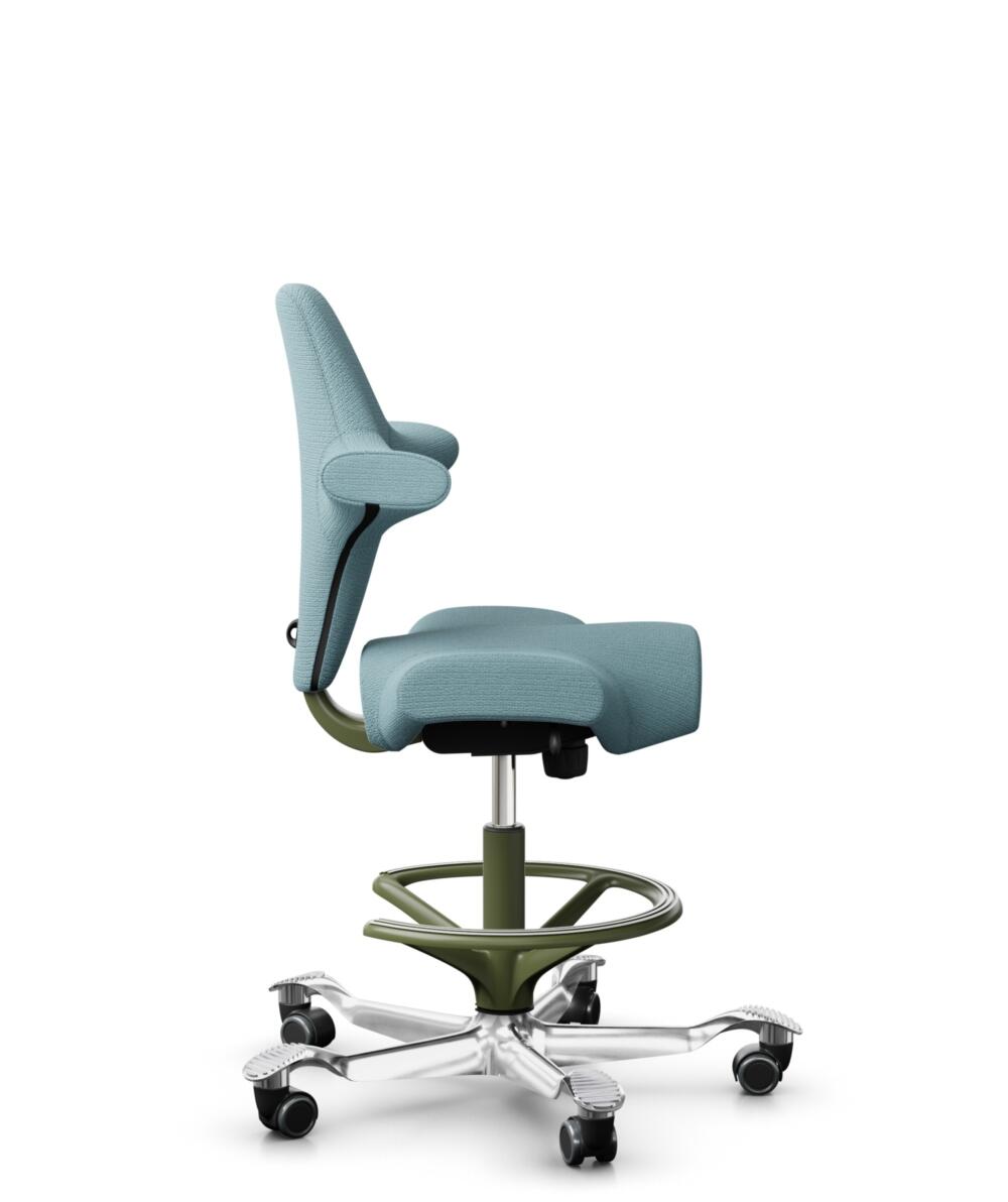 HÅG Capisco 8106 - Sirdal (GU) - Wol - SRD730 Blue - Framekleur - Moss Grey - Gasveer - 265 mm (Zithoogte 53-79cm) - Vloercontact - Zachte wielen t.b.v. harde vloeren - Voetenring - Ja, in framekleur - Voetster - Ja, voetster in gepolijst aluminium - 2