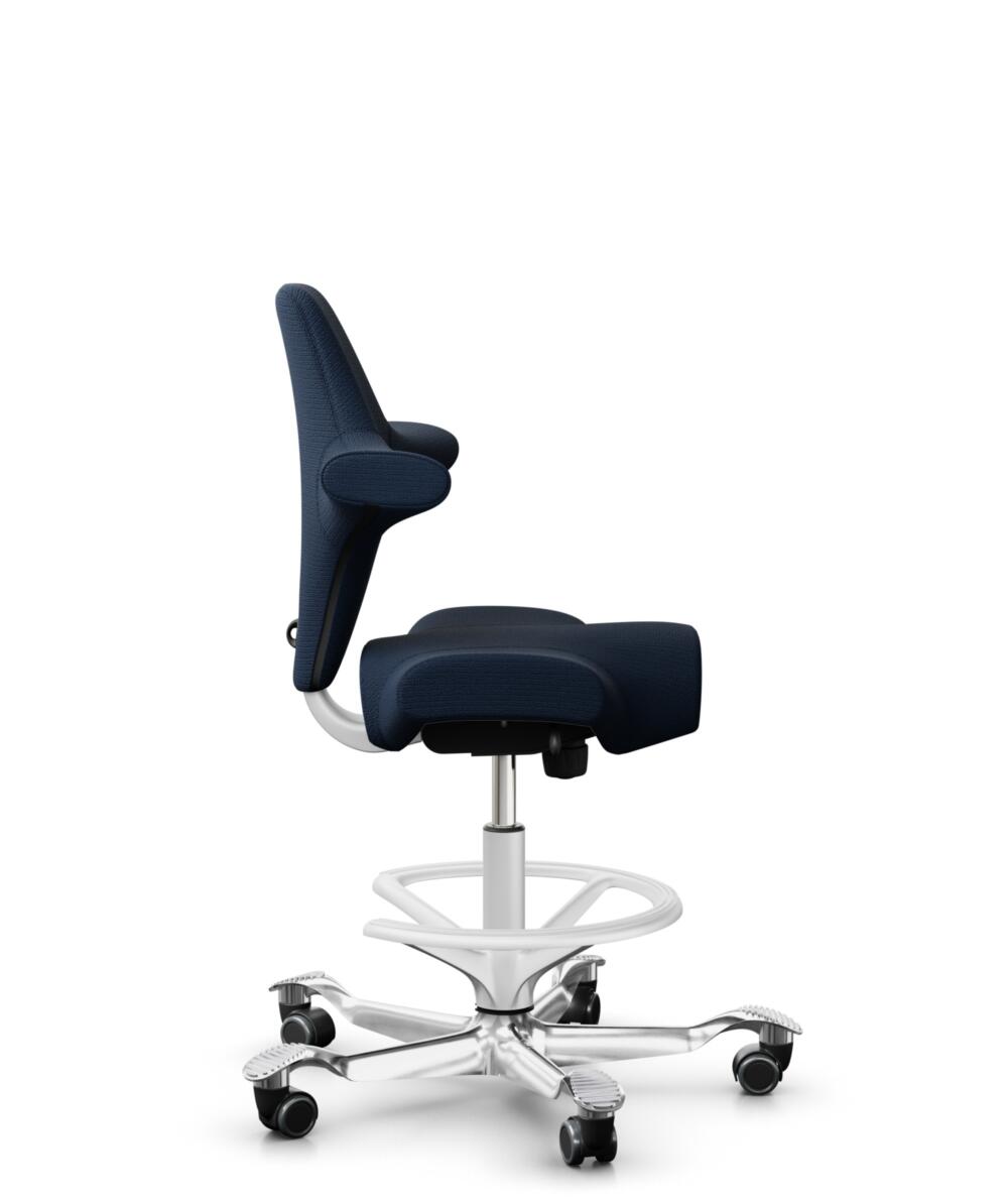 HÅG Capisco 8106 - Sirdal (GU) - Wol - SRD780 Dark blue - Framekleur - Wit - Gasveer - 265 mm (Zithoogte 53-79cm) - Vloercontact - Harde wielen t.b.v. zachte vloeren - Voetenring - Ja, in framekleur - Voetster - Ja, voetster in gepolijst aluminium - 2