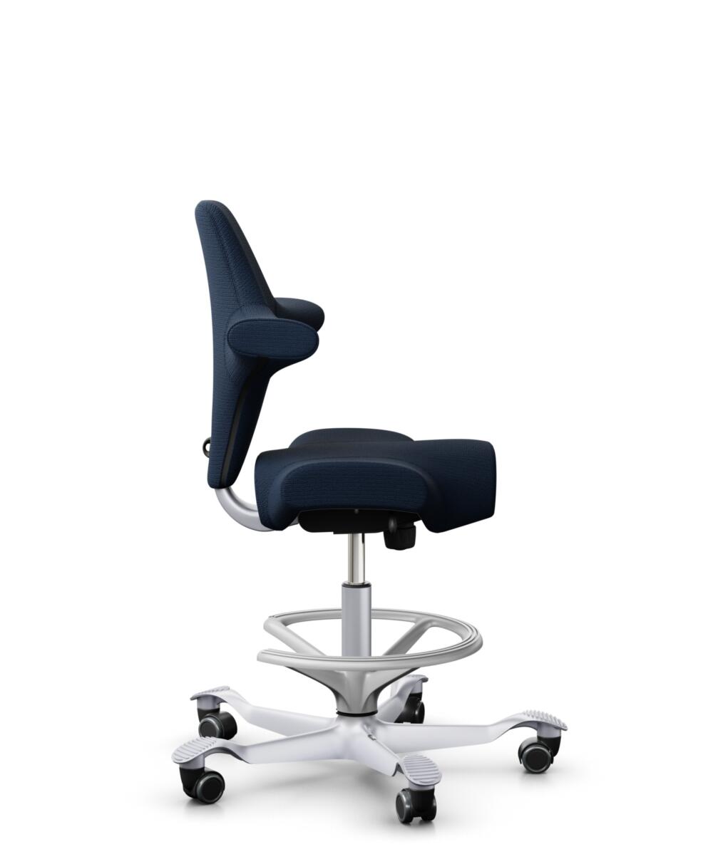 HÅG Capisco 8106 - Sirdal (GU) - Wol - SRD780 Dark blue - Framekleur - Zilver - Gasveer - 265 mm (Zithoogte 53-79cm) - Vloercontact - Harde wielen t.b.v. zachte vloeren - Voetenring - Ja, in framekleur - Voetster - Nee, voetster in framekleur - 2