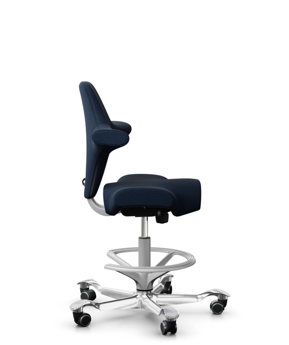 HÅG Capisco 8106 - Sirdal (GU) - Wol - SRD780 Dark blue - Framekleur - Zilver - Gasveer - 265 mm (Zithoogte 53-79cm) - Vloercontact - Harde wielen t.b.v. zachte vloeren - Voetenring - Ja, in framekleur - Voetster - Ja, voetster in gepolijst aluminium - 2
