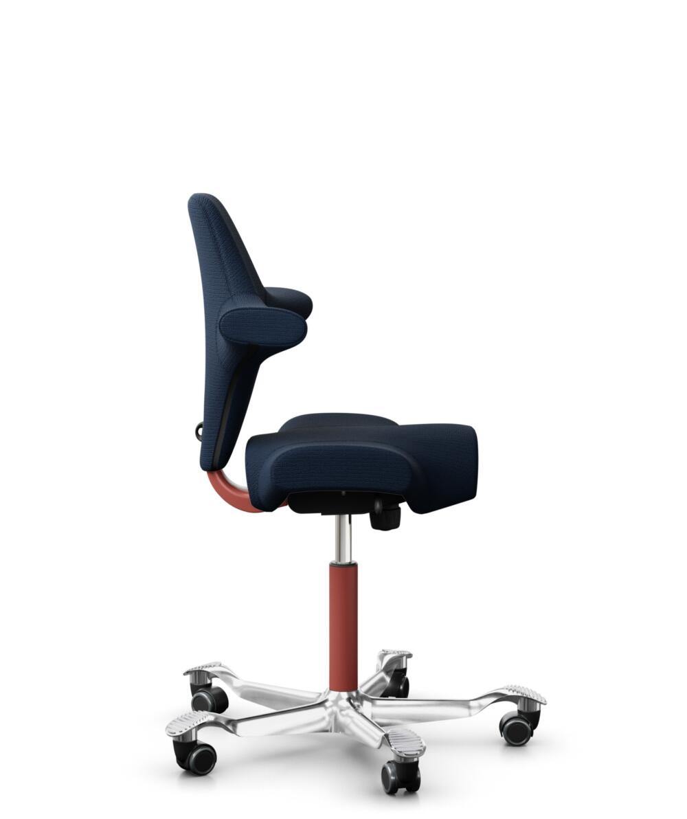 HÅG Capisco 8106 - Sirdal (GU) - Wol - SRD780 Dark blue - Framekleur - Blush Rose - Gasveer - 150 mm (Zithoogte 40-55cm) - Vloercontact - Zachte wielen t.b.v. harde vloeren - Voetenring - Nee, geen voetenring - Voetster - Ja, voetster in gepolijst alum... - 2