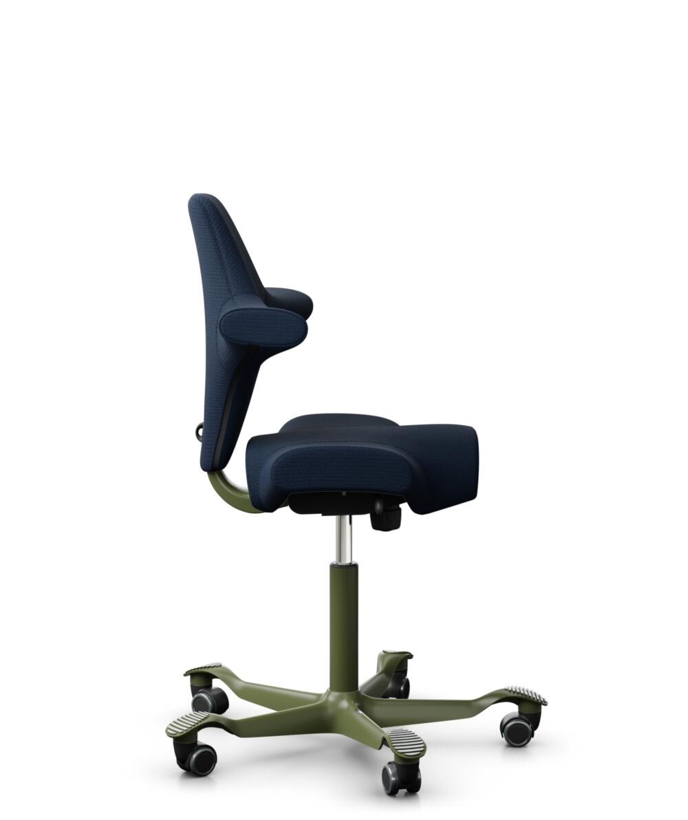 HÅG Capisco 8106 - Sirdal (GU) - Wol - SRD780 Dark blue - Framekleur - Moss Grey - Gasveer - 200 mm (Zithoogte 46-64cm) - Vloercontact - Harde wielen t.b.v. zachte vloeren - Voetenring - Nee, geen voetenring - Voetster - Nee, voetster in framekleur - 2