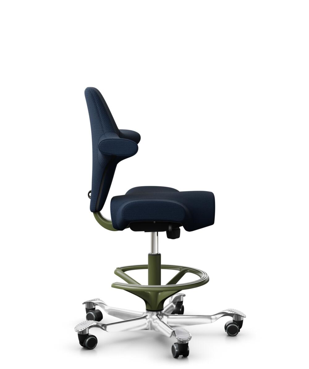 HÅG Capisco 8106 - Sirdal (GU) - Wol - SRD780 Dark blue - Framekleur - Moss Grey - Gasveer - 265 mm (Zithoogte 53-79cm) - Vloercontact - Zachte wielen t.b.v. harde vloeren - Voetenring - Ja, in framekleur - Voetster - Ja, voetster in gepolijst aluminium - 2