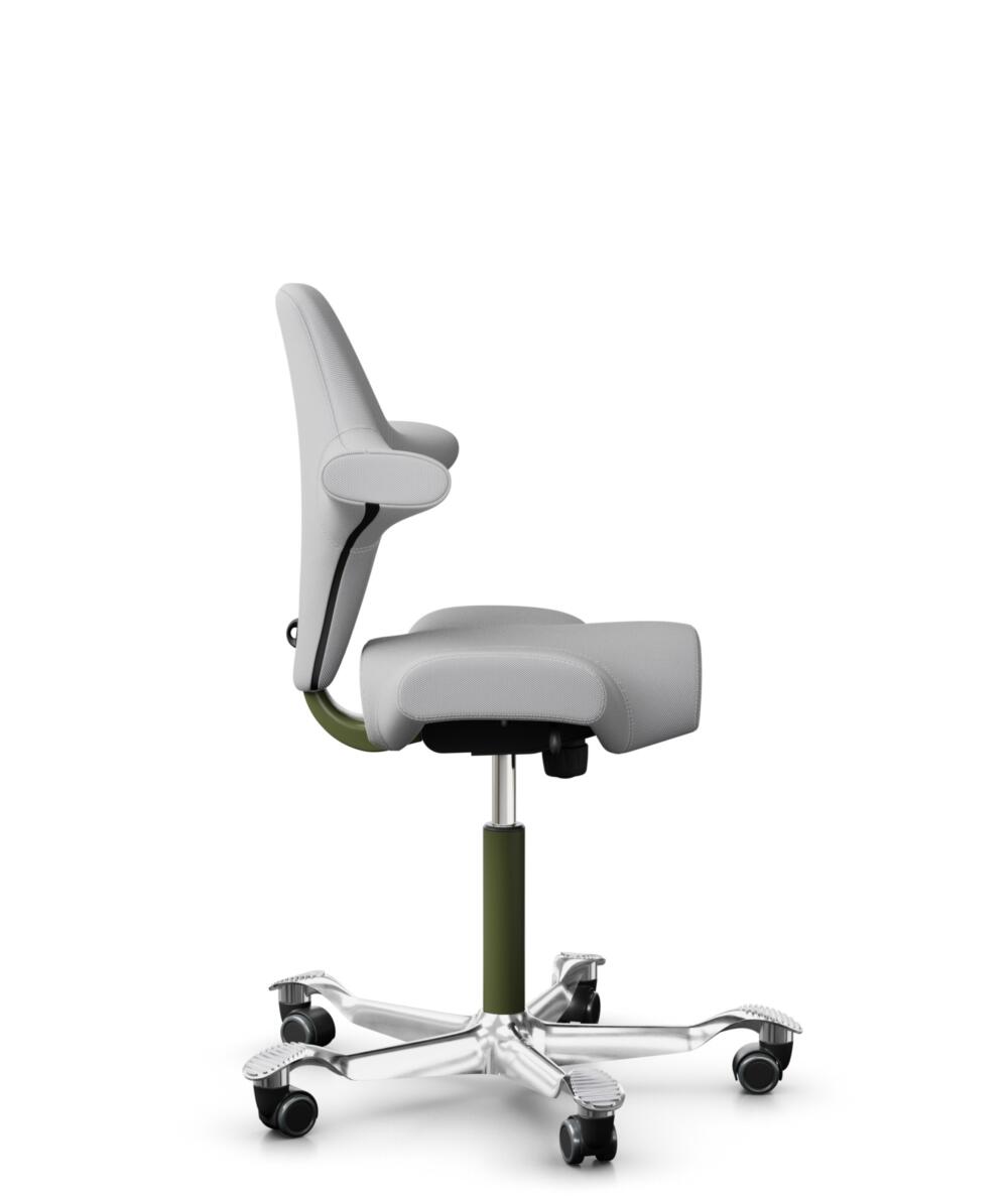 HÅG Capisco 8106 - Steelcut Trio 3 (Kvadrat) - Wol / Polyamide - STT133 - Light grey - Framekleur - Moss Grey - Gasveer - 200 mm (Zithoogte 46-64cm) - Vloercontact - Harde wielen t.b.v. zachte vloeren - Voetenring - Nee, geen voetenring - Voetster - Ja... - 2