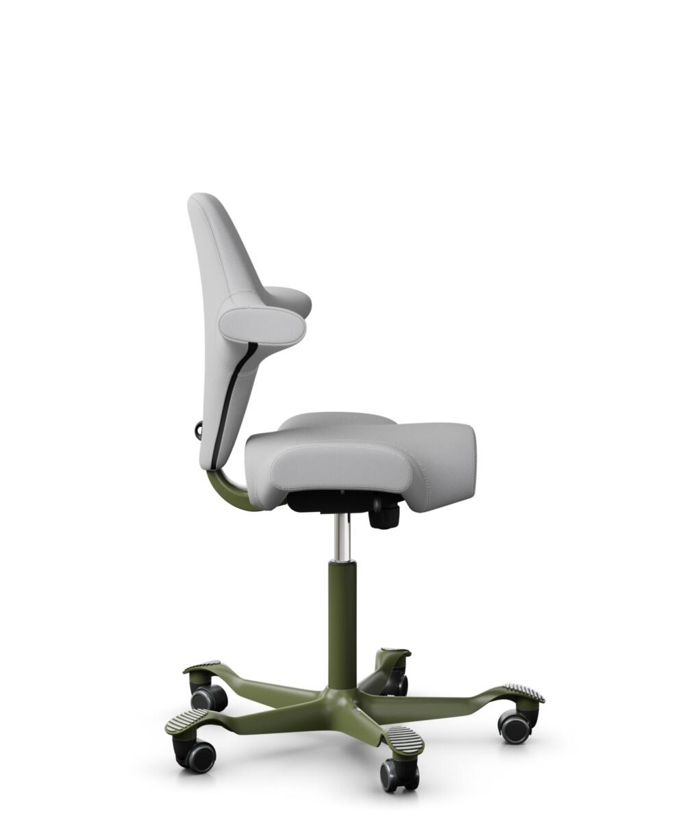 HÅG Capisco 8106 - Steelcut Trio 3 (Kvadrat) - Wol / Polyamide - STT133 - Light grey - Framekleur - Moss Grey - Gasveer - 200 mm (Zithoogte 46-64cm) - Vloercontact - Zachte wielen t.b.v. harde vloeren - Voetenring - Nee, geen voetenring - Voetster - Ne... - 2