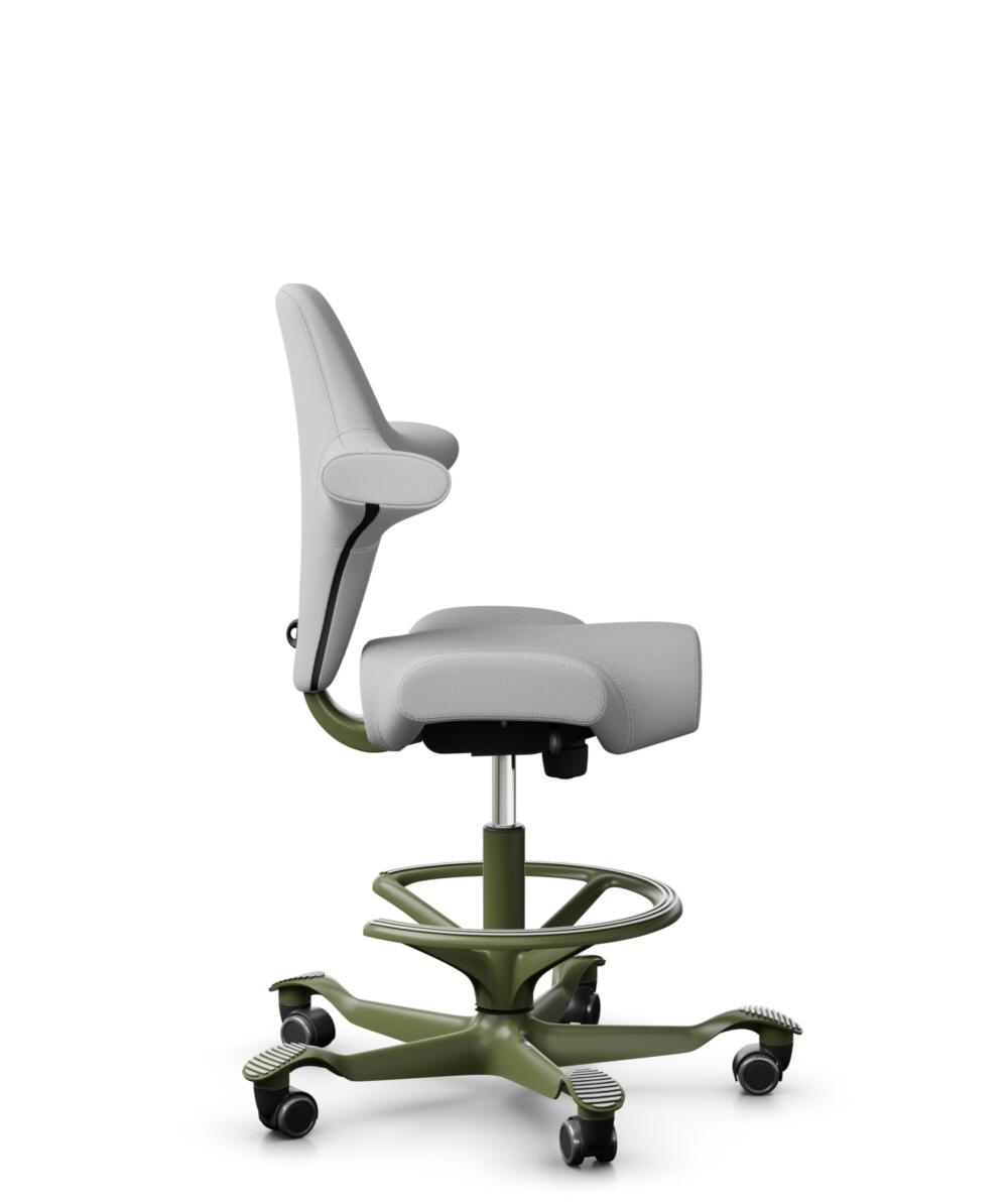 HÅG Capisco 8106 - Steelcut Trio 3 (Kvadrat) - Wol / Polyamide - STT133 - Light grey - Framekleur - Moss Grey - Gasveer - 265 mm (Zithoogte 53-79cm) - Vloercontact - Harde wielen t.b.v. zachte vloeren - Voetenring - Ja, in framekleur - Voetster - Nee, ... - 2