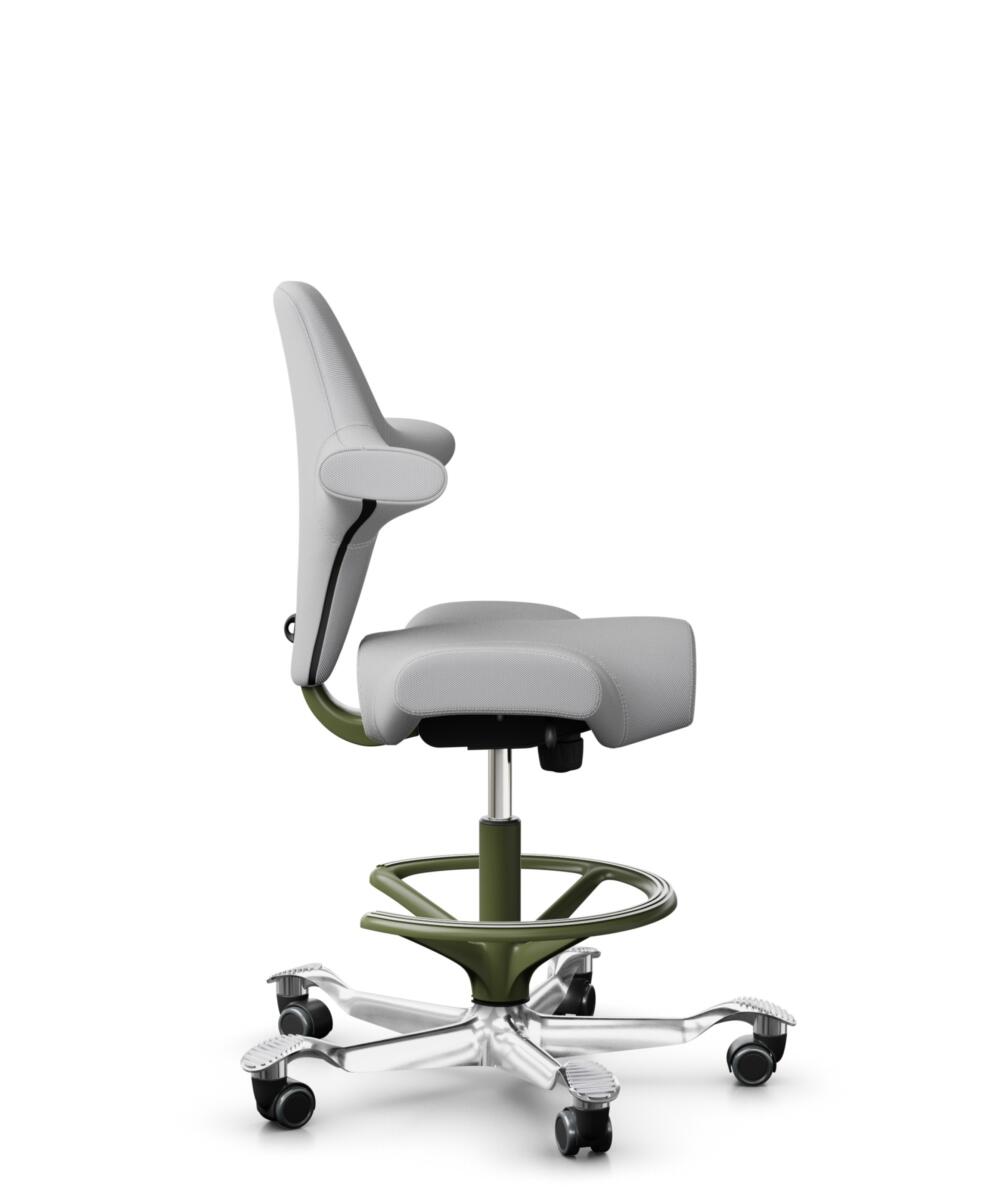 HÅG Capisco 8106 - Steelcut Trio 3 (Kvadrat) - Wol / Polyamide - STT133 - Light grey - Framekleur - Moss Grey - Gasveer - 265 mm (Zithoogte 53-79cm) - Vloercontact - Harde wielen t.b.v. zachte vloeren - Voetenring - Ja, in framekleur - Voetster - Ja, v... - 2