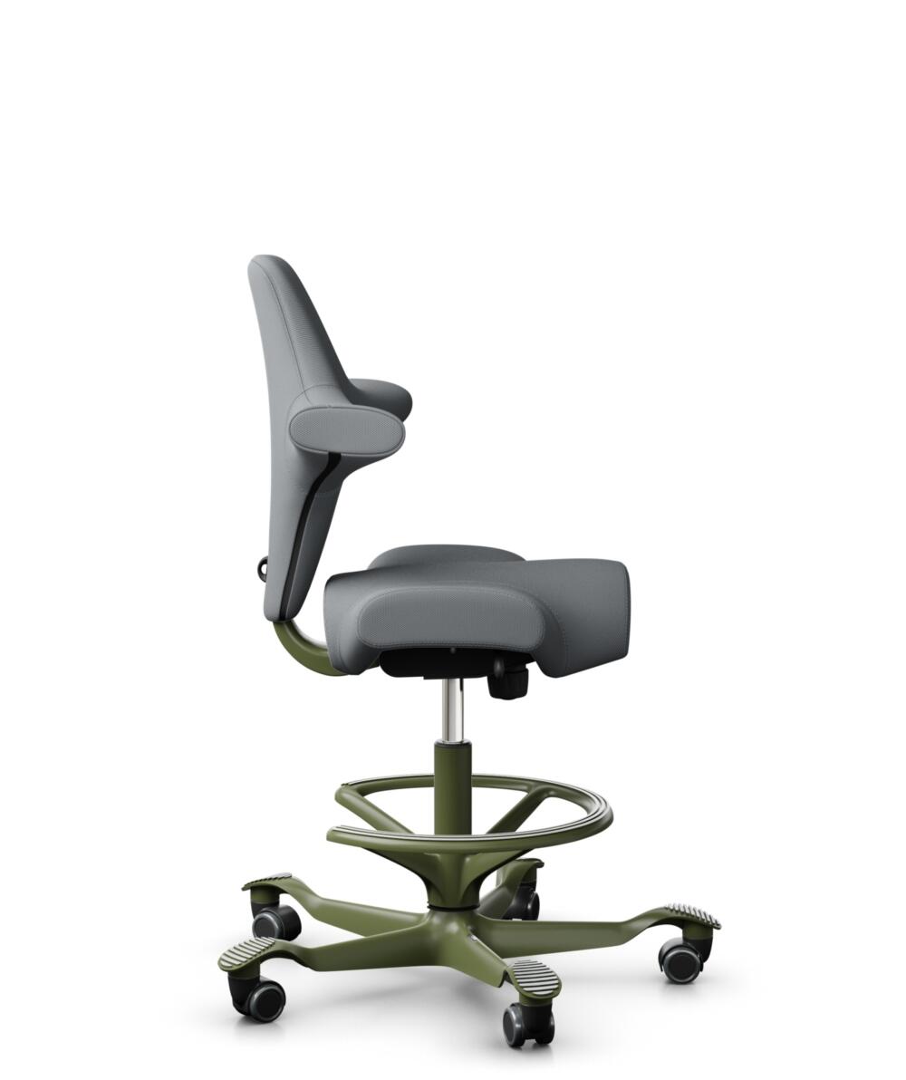 HÅG Capisco 8106 - Steelcut Trio 3 (Kvadrat) - Wol / Polyamide - STT153 - Grey - Framekleur - Moss Grey - Gasveer - 200 mm (Zithoogte 46-64cm) - Vloercontact - Zachte wielen t.b.v. harde vloeren - Voetenring - Ja, in framekleur - Voetster - Nee, voetst... - 2