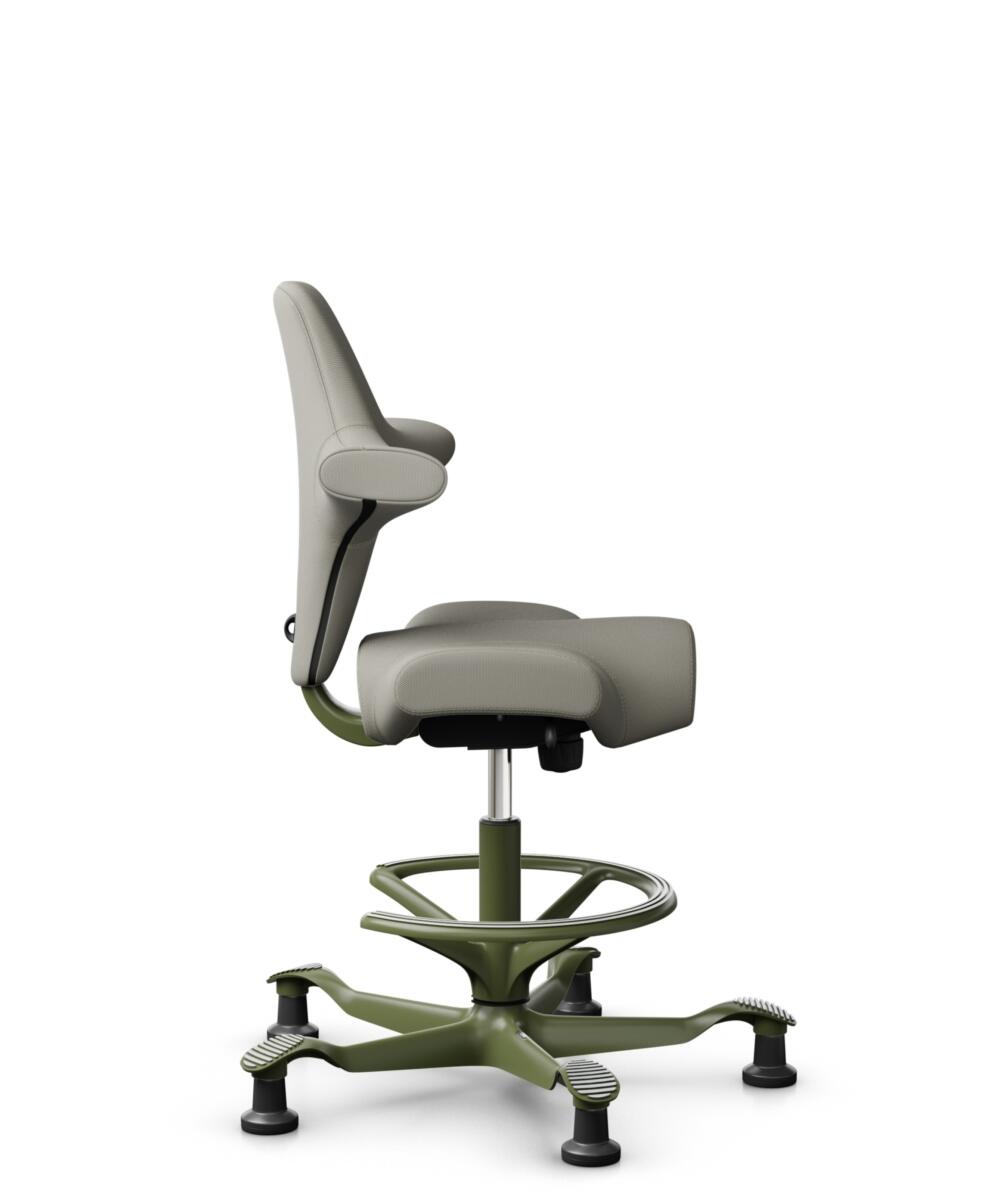 HÅG Capisco 8106 - Steelcut Trio 3 (Kvadrat) - Wol / Polyamide - STT253 - Beige-grey - Framekleur - Moss Grey - Gasveer - 200 mm (Zithoogte 46-64cm) - Vloercontact - Glijdoppen - Voetenring - Ja, in framekleur - Voetster - Nee, voetster in framekleur - 2