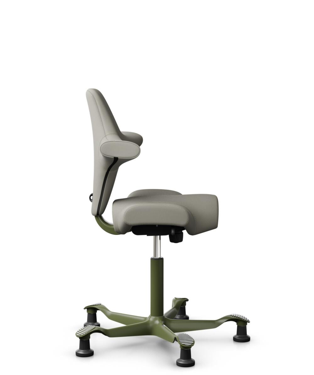 HÅG Capisco 8106 - Steelcut Trio 3 (Kvadrat) - Wol / Polyamide - STT253 - Beige-grey - Framekleur - Moss Grey - Gasveer - 265 mm (Zithoogte 53-79cm) - Vloercontact - Glijdoppen - Voetenring - Nee, geen voetenring - Voetster - Nee, voetster in framekleur - 2