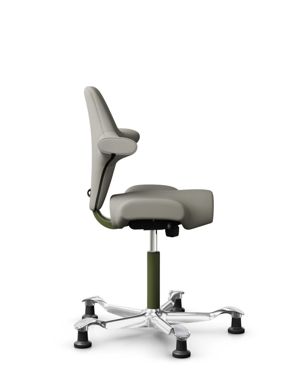 HÅG Capisco 8106 - Steelcut Trio 3 (Kvadrat) - Wol / Polyamide - STT253 - Beige-grey - Framekleur - Moss Grey - Gasveer - 265 mm (Zithoogte 53-79cm) - Vloercontact - Glijdoppen - Voetenring - Nee, geen voetenring - Voetster - Ja, voetster in gepolijst ... - 2