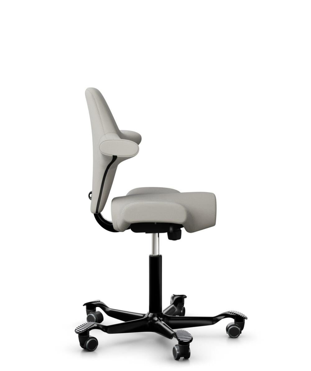HÅG Capisco 8106 - Steelcut Trio 3 (Kvadrat) - Wol / Polyamide - STT213 - Light beige - Framekleur - Zwart - Gasveer - 200 mm (Zithoogte 46-64cm) - Vloercontact - Zachte wielen t.b.v. harde vloeren - Voetenring - Nee, geen voetenring - Voetster - Nee, ... - 2