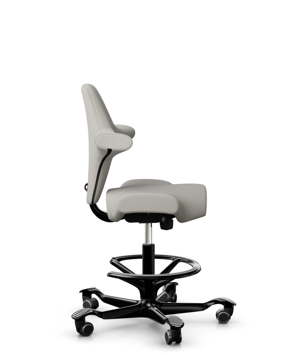 HÅG Capisco 8106 - Steelcut Trio 3 (Kvadrat) - Wol / Polyamide - STT213 - Light beige - Framekleur - Zwart - Gasveer - 200 mm (Zithoogte 46-64cm) - Vloercontact - Zachte wielen t.b.v. harde vloeren - Voetenring - Ja, in framekleur - Voetster - Nee, voe... - 2