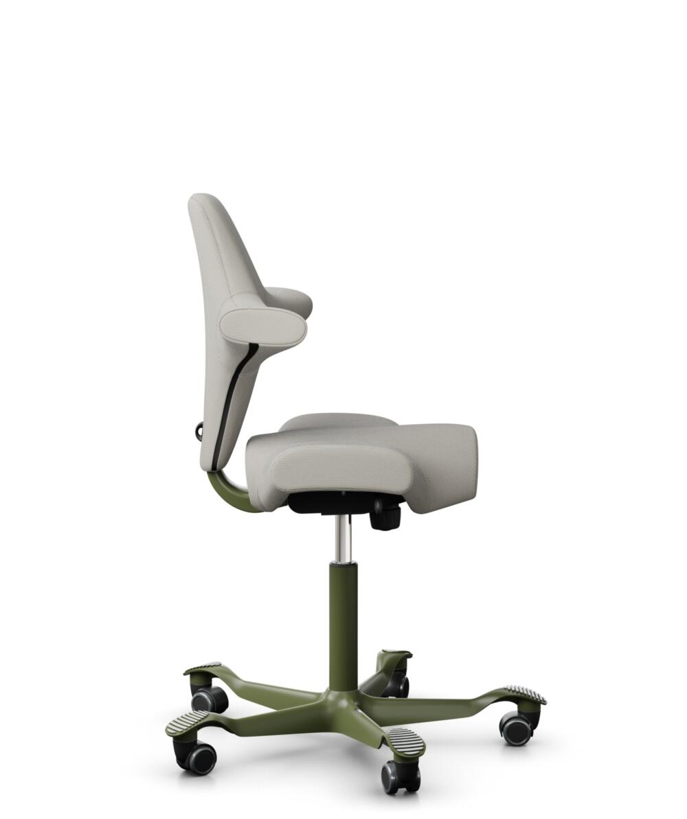 HÅG Capisco 8106 - Steelcut Trio 3 (Kvadrat) - Wol / Polyamide - STT213 - Light beige - Framekleur - Moss Grey - Gasveer - 150 mm (Zithoogte 40-55cm) - Vloercontact - Harde wielen t.b.v. zachte vloeren - Voetenring - Nee, geen voetenring - Voetster - N... - 2