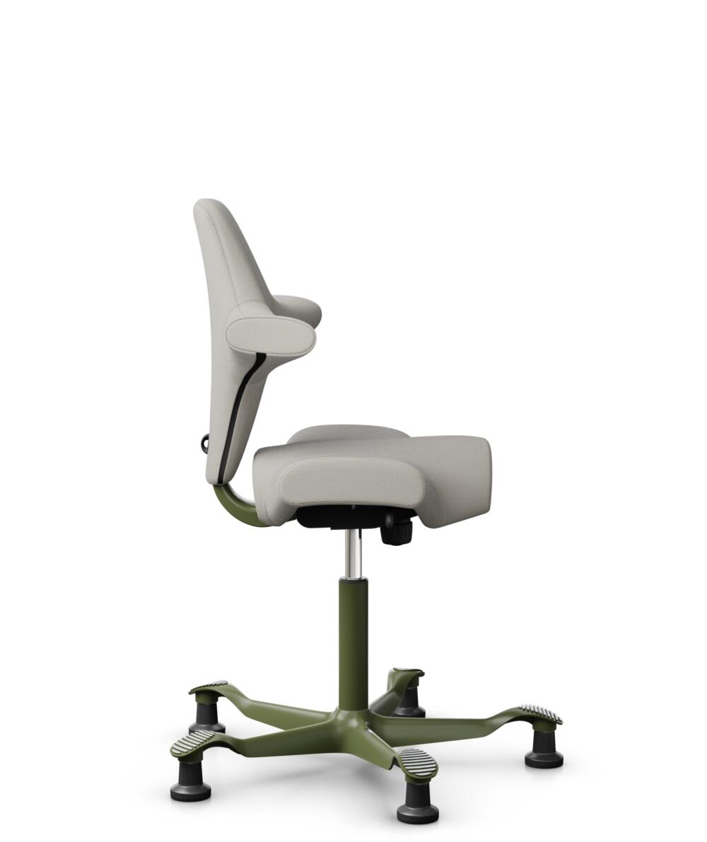 HÅG Capisco 8106 - Steelcut Trio 3 (Kvadrat) - Wol / Polyamide - STT213 - Light beige - Framekleur - Moss Grey - Gasveer - 150 mm (Zithoogte 40-55cm) - Vloercontact - Glijdoppen - Voetenring - Nee, geen voetenring - Voetster - Nee, voetster in framekleur - 2