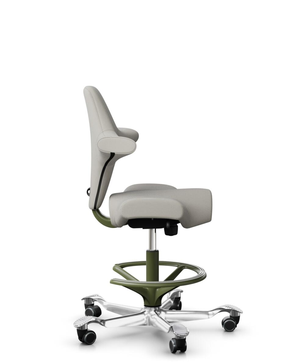 HÅG Capisco 8106 - Steelcut Trio 3 (Kvadrat) - Wol / Polyamide - STT213 - Light beige - Framekleur - Moss Grey - Gasveer - 200 mm (Zithoogte 46-64cm) - Vloercontact - Zachte wielen t.b.v. harde vloeren - Voetenring - Ja, in framekleur - Voetster - Ja, ... - 2