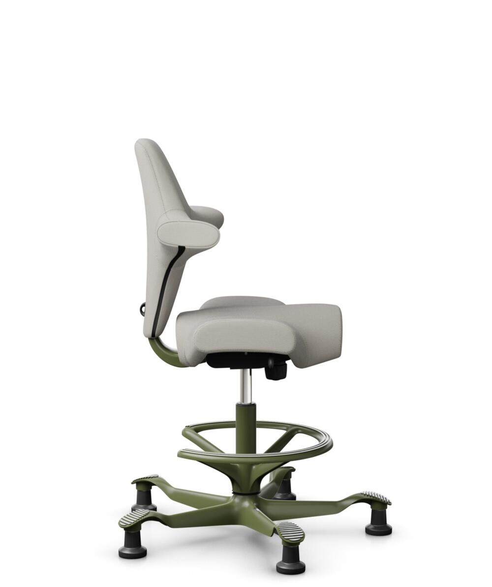 HÅG Capisco 8106 - Steelcut Trio 3 (Kvadrat) - Wol / Polyamide - STT213 - Light beige - Framekleur - Moss Grey - Gasveer - 200 mm (Zithoogte 46-64cm) - Vloercontact - Glijdoppen - Voetenring - Ja, in framekleur - Voetster - Nee, voetster in framekleur - 2