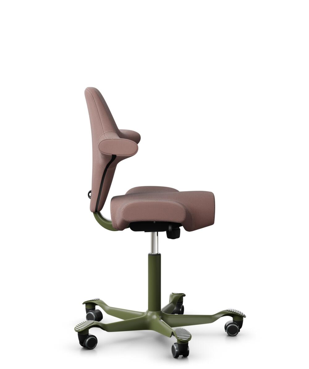 HÅG Capisco 8106 - Steelcut Trio 3 (Kvadrat) - Wol / Polyamide - STT645 - Dusty red - Framekleur - Moss Grey - Gasveer - 265 mm (Zithoogte 53-79cm) - Vloercontact - Harde wielen t.b.v. zachte vloeren - Voetenring - Nee, geen voetenring - Voetster - Nee... - 2