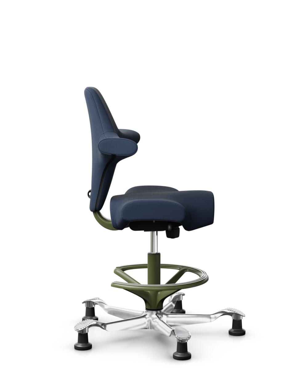 HÅG Capisco 8106 - Steelcut Trio 3 (Kvadrat) - Wol / Polyamide - STT796 - Blue - Framekleur - Moss Grey - Gasveer - 200 mm (Zithoogte 46-64cm) - Vloercontact - Glijdoppen - Voetenring - Ja, in framekleur - Voetster - Ja, voetster in gepolijst aluminium - 2
