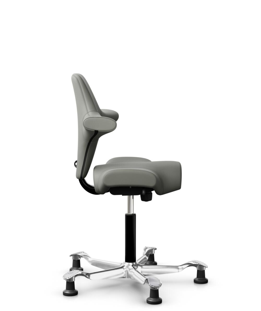 HÅG Capisco 8106 - Paloma Soft (Wollsdorf) - Semi-aniline Leder - PL55115 Warm grey - Framekleur - Zwart - Gasveer - 150 mm (Zithoogte 40-55cm) - Vloercontact - Glijdoppen - Voetenring - Nee, geen voetenring - Voetster - Ja, voetster in gepolijst alumi... - 3