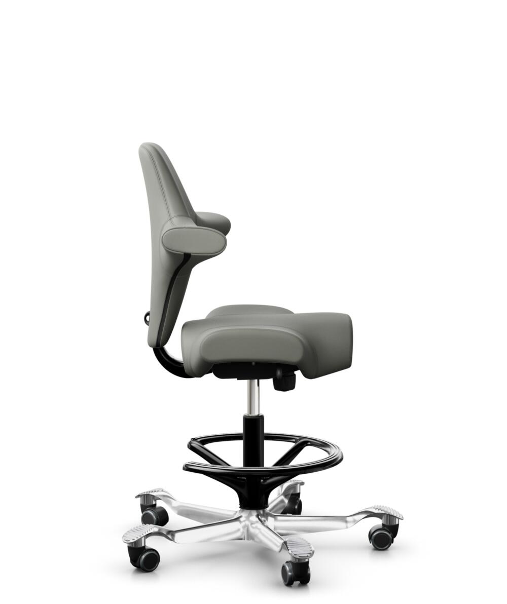 HÅG Capisco 8106 - Paloma Soft (Wollsdorf) - Semi-aniline Leder - PL55115 Warm grey - Framekleur - Zwart - Gasveer - 200 mm (Zithoogte 46-64cm) - Vloercontact - Harde wielen t.b.v. zachte vloeren - Voetenring - Ja, in framekleur - Voetster - Ja, voetst... - 3