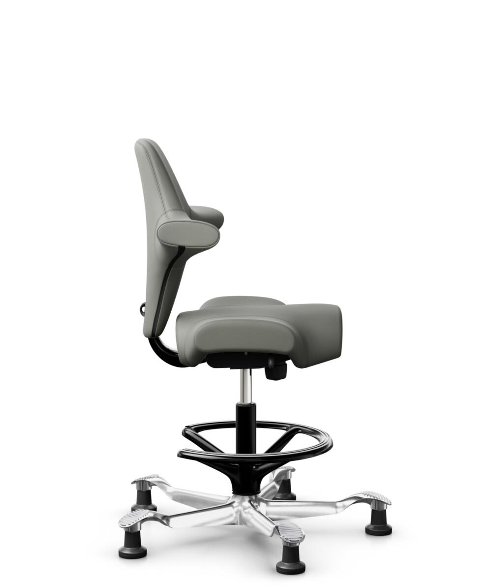 HÅG Capisco 8106 - Paloma Soft (Wollsdorf) - Semi-aniline Leder - PL55115 Warm grey - Framekleur - Zwart - Gasveer - 200 mm (Zithoogte 46-64cm) - Vloercontact - Glijdoppen - Voetenring - Ja, in framekleur - Voetster - Ja, voetster in gepolijst aluminium - 3