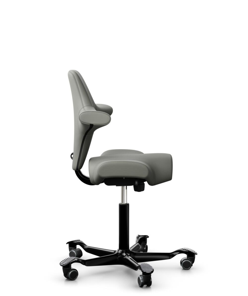 HÅG Capisco 8106 - Paloma Soft (Wollsdorf) - Semi-aniline Leder - PL55115 Warm grey - Framekleur - Zwart - Gasveer - 265 mm (Zithoogte 53-79cm) - Vloercontact - Zachte wielen t.b.v. harde vloeren - Voetenring - Nee, geen voetenring - Voetster - Nee, vo... - 2