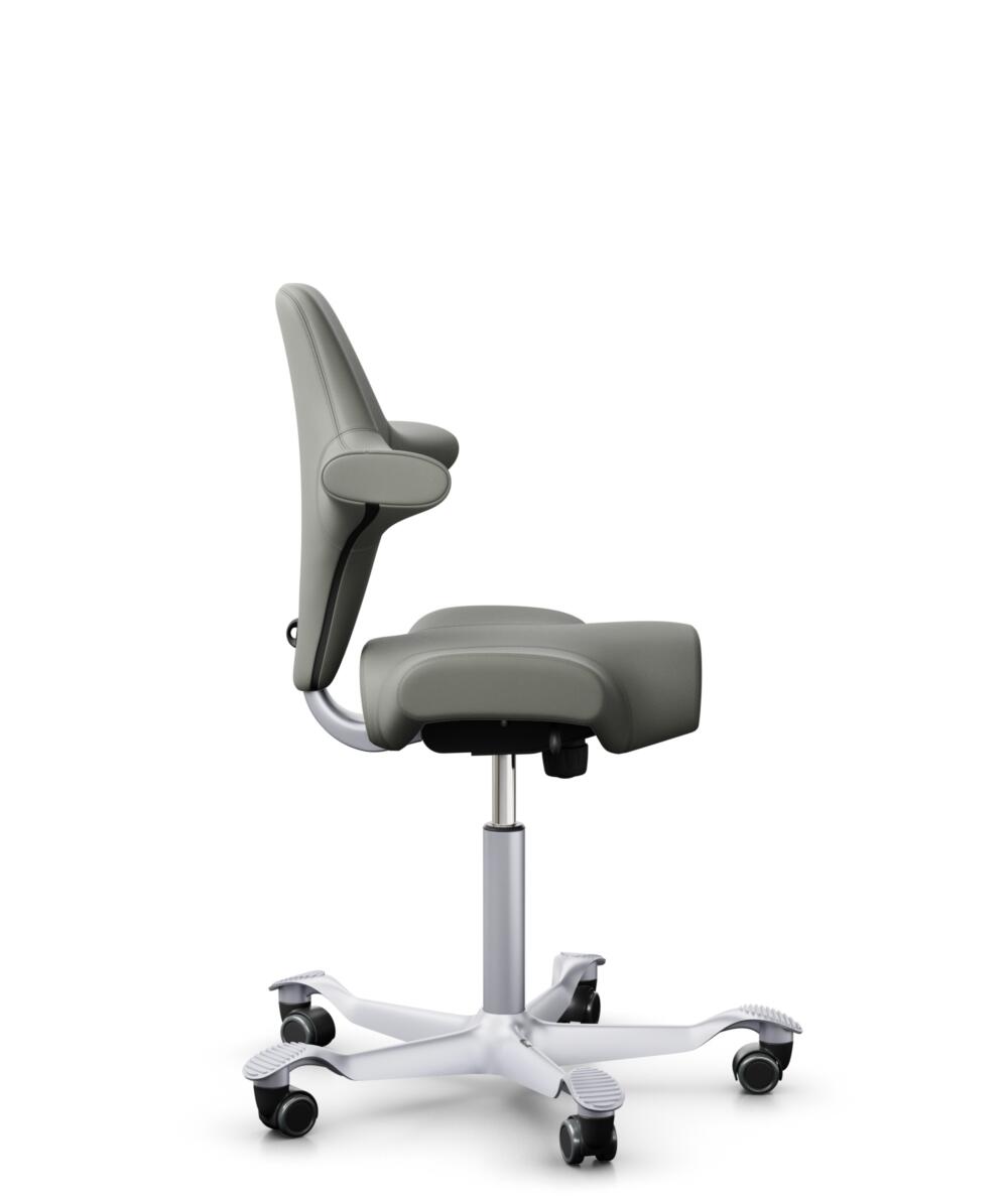 HÅG Capisco 8106 - Paloma Soft (Wollsdorf) - Semi-aniline Leder - PL55115 Warm grey - Framekleur - Zilver - Gasveer - 150 mm (Zithoogte 40-55cm) - Vloercontact - Harde wielen t.b.v. zachte vloeren - Voetenring - Nee, geen voetenring - Voetster - Nee, v... - 2