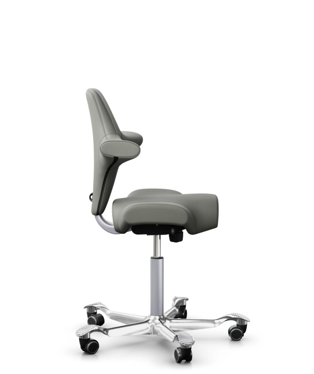 HÅG Capisco 8106 - Paloma Soft (Wollsdorf) - Semi-aniline Leder - PL55115 Warm grey - Framekleur - Zilver - Gasveer - 265 mm (Zithoogte 53-79cm) - Vloercontact - Zachte wielen t.b.v. harde vloeren - Voetenring - Nee, geen voetenring - Voetster - Ja, vo... - 1