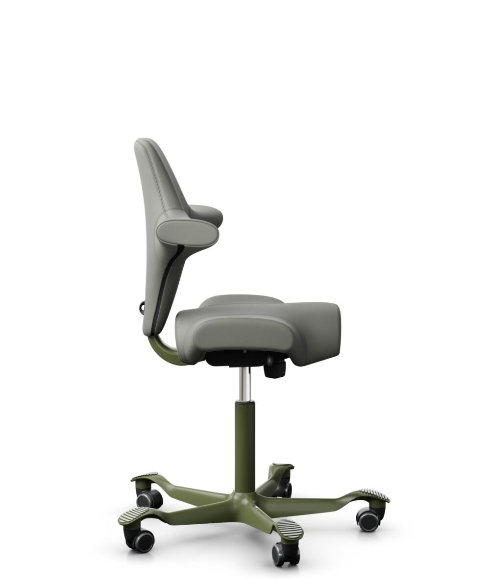 HÅG Capisco 8106 - Paloma Soft (Wollsdorf) - Semi-aniline Leder - PL55115 Warm grey - Framekleur - Moss Grey - Gasveer - 200 mm (Zithoogte 46-64cm) - Vloercontact - Harde wielen t.b.v. zachte vloeren - Voetenring - Nee, geen voetenring - Voetster - Nee... - 2