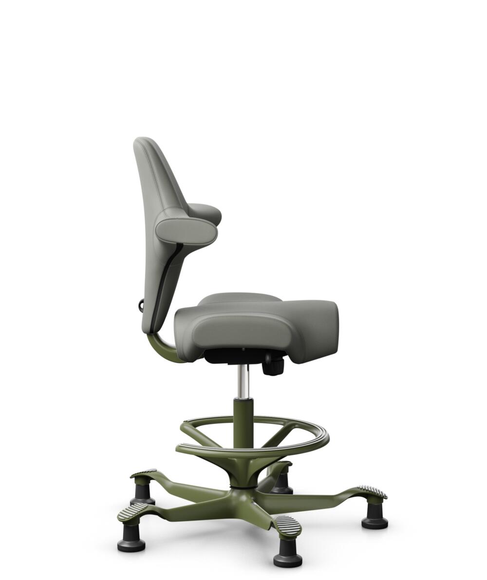 HÅG Capisco 8106 - Paloma Soft (Wollsdorf) - Semi-aniline Leder - PL55115 Warm grey - Framekleur - Moss Grey - Gasveer - 200 mm (Zithoogte 46-64cm) - Vloercontact - Glijdoppen - Voetenring - Ja, in framekleur - Voetster - Nee, voetster in framekleur - 1