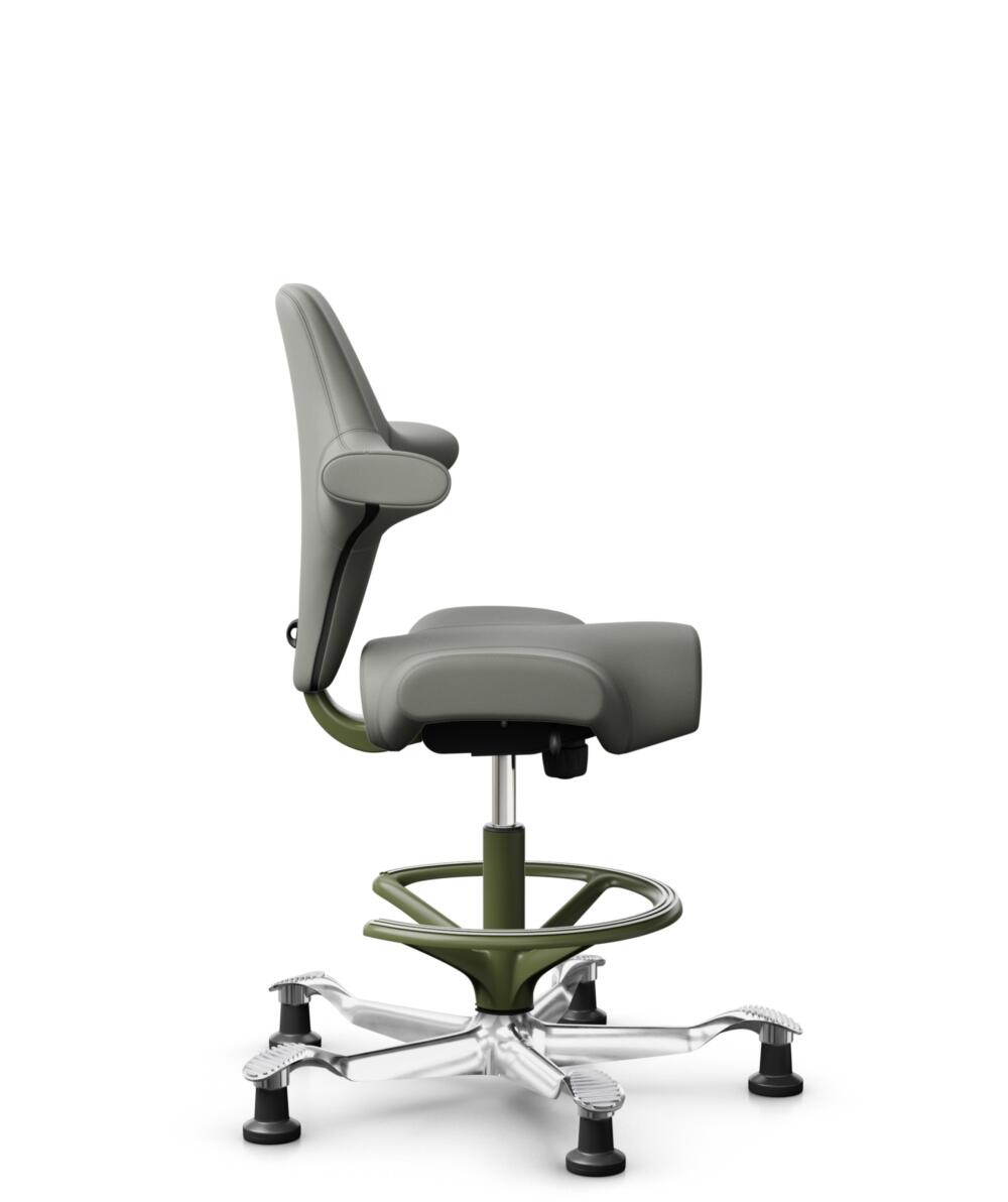 HÅG Capisco 8106 - Paloma Soft (Wollsdorf) - Semi-aniline Leder - PL55115 Warm grey - Framekleur - Moss Grey - Gasveer - 200 mm (Zithoogte 46-64cm) - Vloercontact - Glijdoppen - Voetenring - Ja, in framekleur - Voetster - Ja, voetster in gepolijst alum... - 1