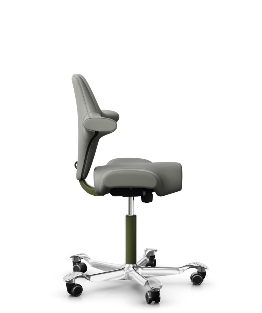 HÅG Capisco 8106 - Paloma Soft (Wollsdorf) - Semi-aniline Leder - PL55115 Warm grey - Framekleur - Moss Grey - Gasveer - 265 mm (Zithoogte 53-79cm) - Vloercontact - Harde wielen t.b.v. zachte vloeren - Voetenring - Nee, geen voetenring - Voetster - Ja,... - 3