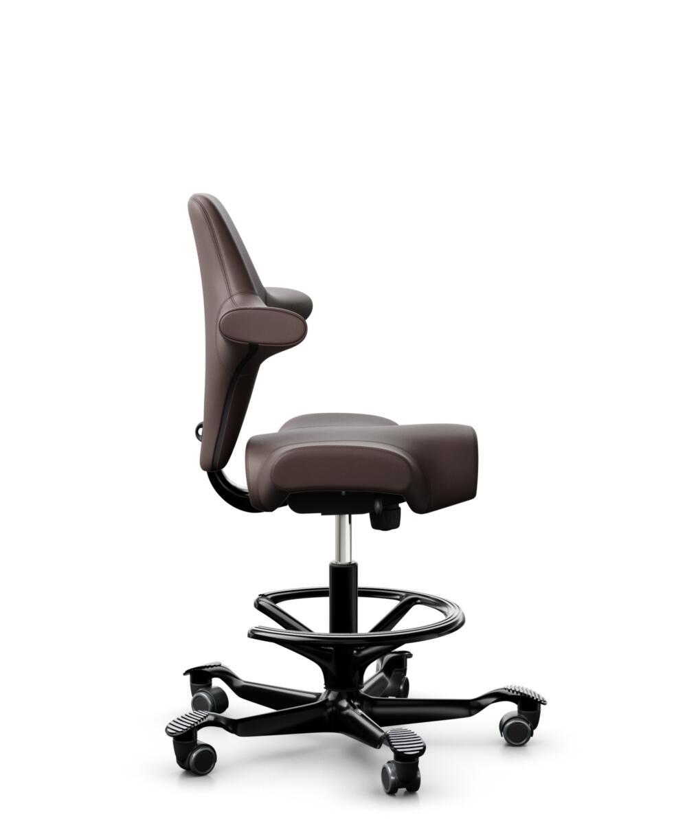 HÅG Capisco 8106 - Paloma Soft (Wollsdorf) - Semi-aniline Leder - PL55130 Dark brown - Framekleur - Zwart - Gasveer - 265 mm (Zithoogte 53-79cm) - Vloercontact - Harde wielen t.b.v. zachte vloeren - Voetenring - Ja, in framekleur - Voetster - Nee, voet... - 3