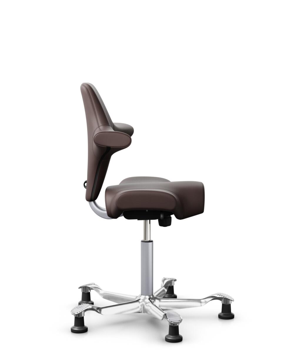 HÅG Capisco 8106 - Paloma Soft (Wollsdorf) - Semi-aniline Leder - PL55130 Dark brown - Framekleur - Zilver - Gasveer - 200 mm (Zithoogte 46-64cm) - Vloercontact - Glijdoppen - Voetenring - Nee, geen voetenring - Voetster - Ja, voetster in gepolijst alu... - 3