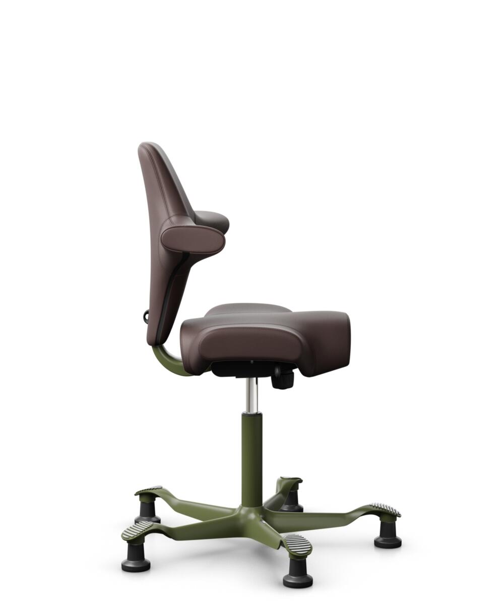 HÅG Capisco 8106 - Paloma Soft (Wollsdorf) - Semi-aniline Leder - PL55130 Dark brown - Framekleur - Moss Grey - Gasveer - 150 mm (Zithoogte 40-55cm) - Vloercontact - Glijdoppen - Voetenring - Nee, geen voetenring - Voetster - Nee, voetster in framekleur - 2