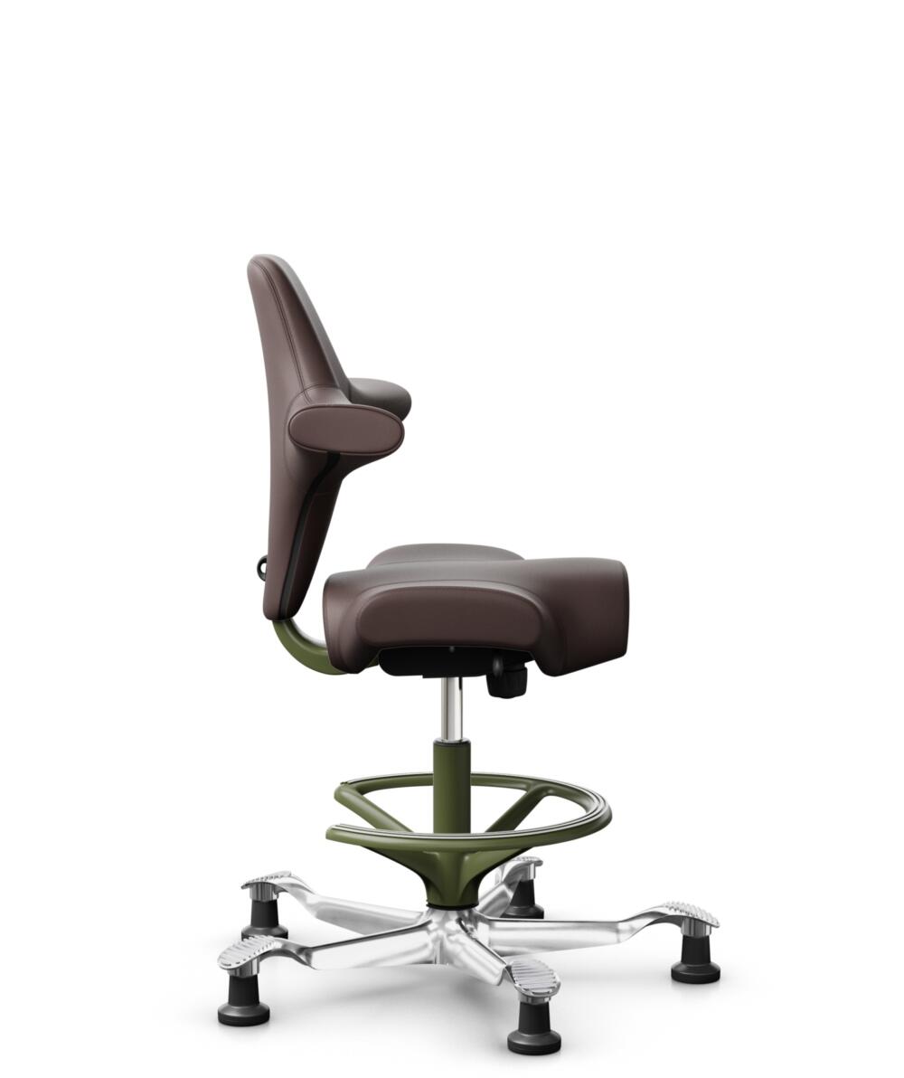 HÅG Capisco 8106 - Paloma Soft (Wollsdorf) - Semi-aniline Leder - PL55130 Dark brown - Framekleur - Moss Grey - Gasveer - 265 mm (Zithoogte 53-79cm) - Vloercontact - Glijdoppen - Voetenring - Ja, in framekleur - Voetster - Ja, voetster in gepolijst alu... - 3