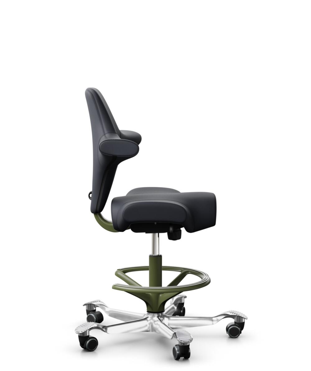 HÅG Capisco 8106 - Paloma Soft (Wollsdorf) - Semi-aniline Leder - PL55185 Charcoal - Framekleur - Moss Grey - Gasveer - 265 mm (Zithoogte 53-79cm) - Vloercontact - Zachte wielen t.b.v. harde vloeren - Voetenring - Ja, in framekleur - Voetster - Ja, voe... - 1